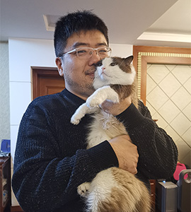 Shen Ke, New media<br /><br />
Pet: cat<br />
Sex: male<br />
Breed: Ragdoll<br />
Name: Zorro<br />
Age: 2 years old<br /><br />
Average spending: 1,000 yuan/month<br /><br />
"I send him to a regular pet shop about once a month for a bath, hair trimming and nail cutting, once every three months for deworming.
"

